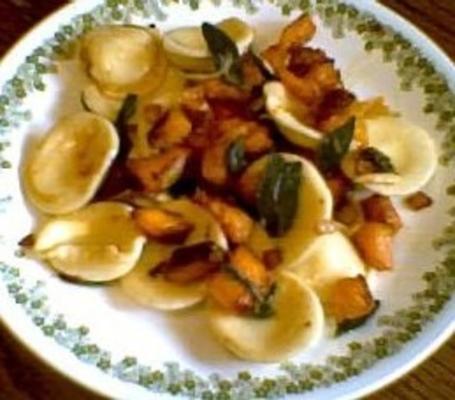 ravioli met geroosterde pompoen en wijze bruine boter