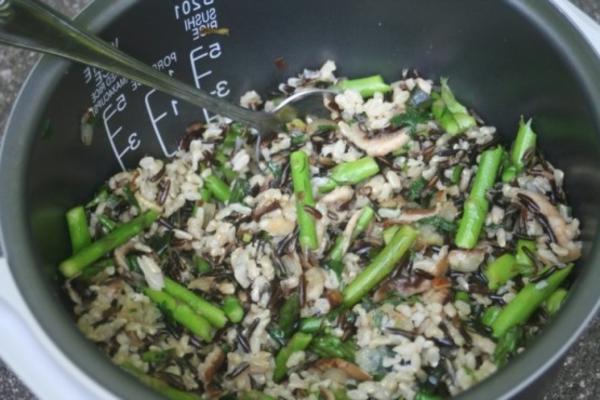 geroerbakte wilde rijst met asperges en champignons