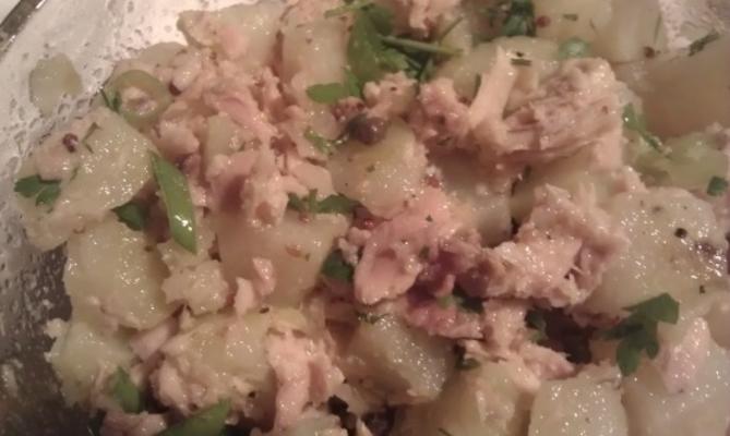 aardappel- en tonijnsalade met kappertjes en dijon-dressing