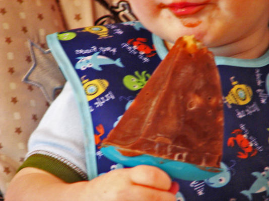 gemakkelijk suiker en vetvrije chocolade en bananenpudding ijslollys