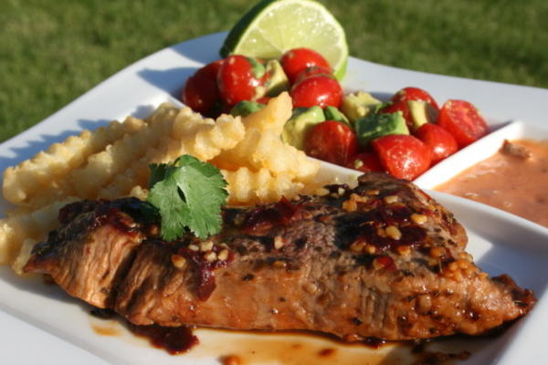 Chili steak met avocado-tomatensalade