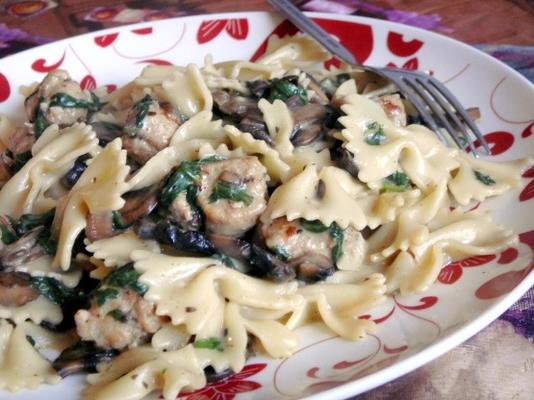 romige pasta met champignons, spinazie en erwten