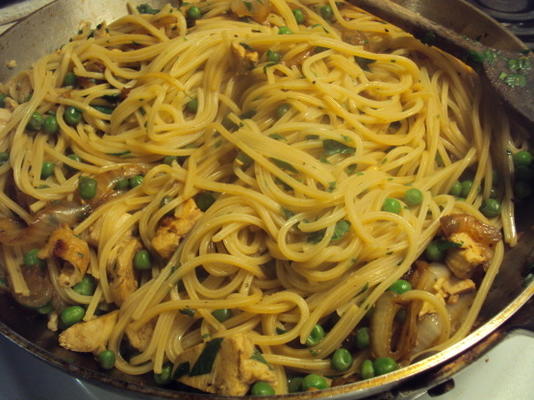 spaghettini met gesmoorde uien