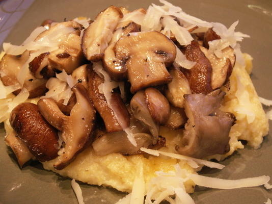 truffel geroosterde champignons op knoflook-polenta