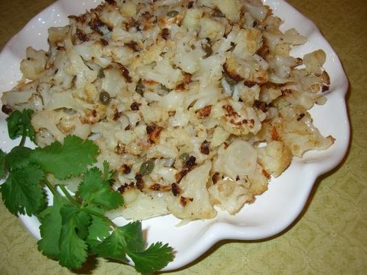 hele geroosterde bloemkool met olijfolie en kappertjes