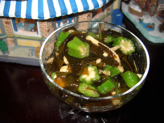 wakame zeewier en okra sunomono