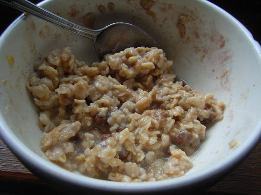 esdoornhavermeel met gedroogde vruchten en muesli