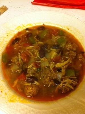 kip, chorizo ​​en tortillasoep