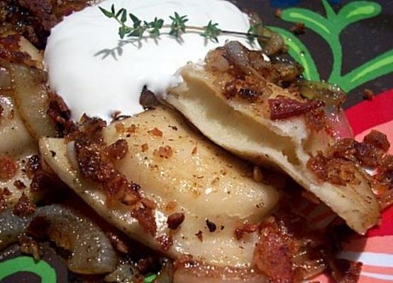 pierogies met spek, gebakken ui en zure room