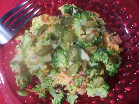 broccoli cheddar salade met geroosterde pompoen