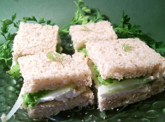 komkommer en mastershalum-theesandwiches (- smakelijk gerecht -)