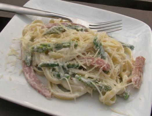 romige ham en aspergetagliatelle