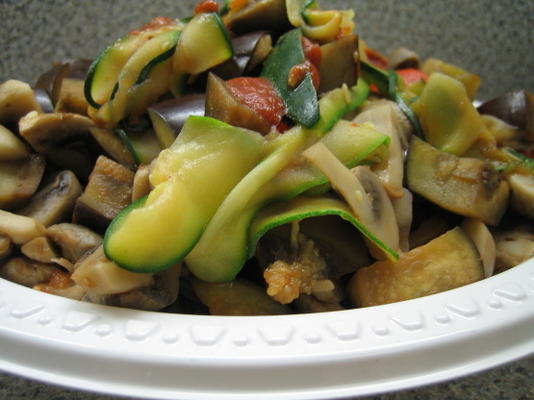 Courgette pasta met champignons, aubergine en geroosterde paprika