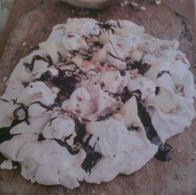 dienblad met gebakken meringue w peren, room, geroosterde hazelnoten, chocolade