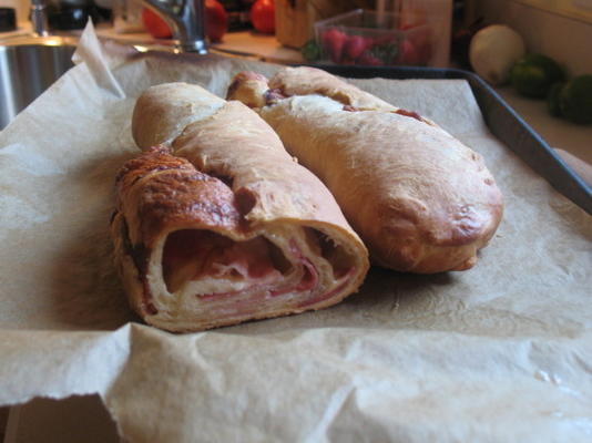 Calzone met ham, salami, kaas