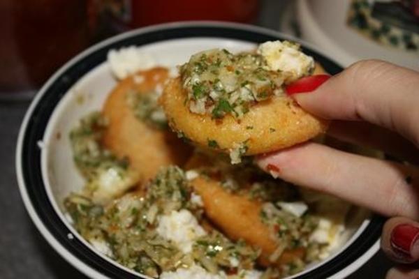 arepitas met chimichurri en queso fresco