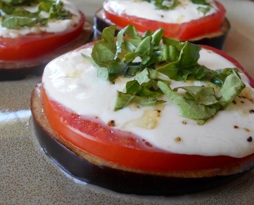 aubergine (aubergine), tomaat en mozzarella smelten