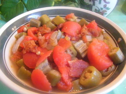 Zuid-okra en tomaten met stukjes spek