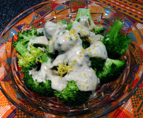 broccoli met indiaans gekruide yoghurt