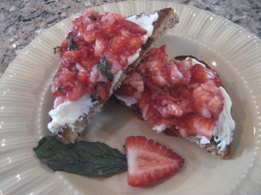 bruschetta van aardbeidessert over mascarpone en rozijnenbrood