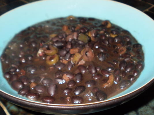 zwarte bonen en olijven soep