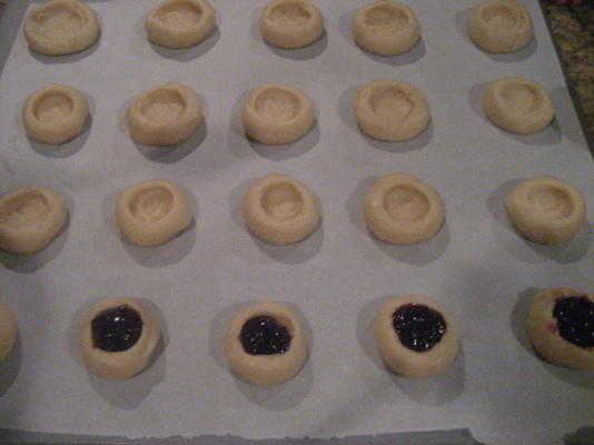 zeer eenvoudige framboos thumbprint-cookies (gebruikt een cookiemix)