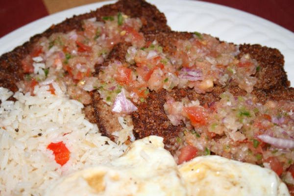 silpancho (traditionele Boliviaanse maaltijd)