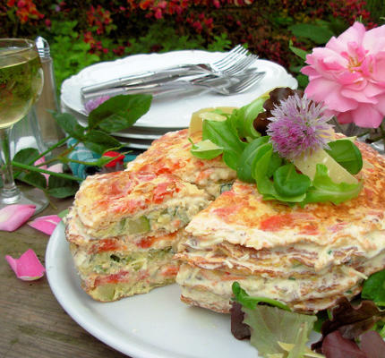 een Franse country-affaire! elegante omelet gateau met bieslookbloemen