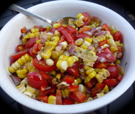 geroosterde maïs en tomatensaus