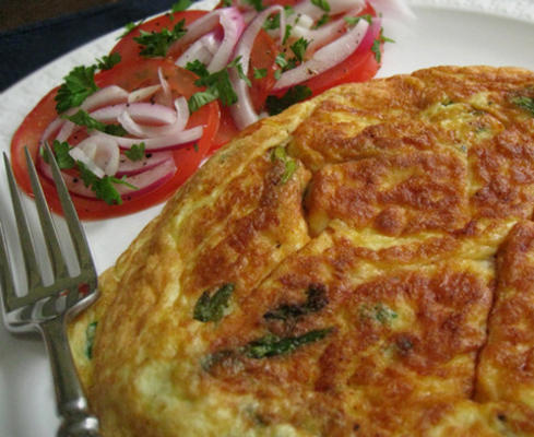 asperges en fontina frittata met gesneden tomaat en rode ui