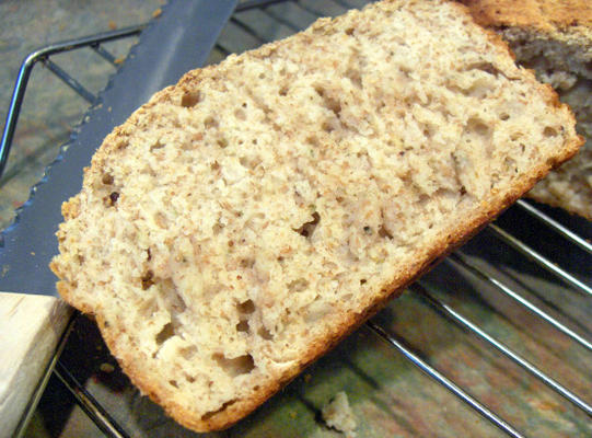 knoflook, kruiden en mosterdzoutbrood