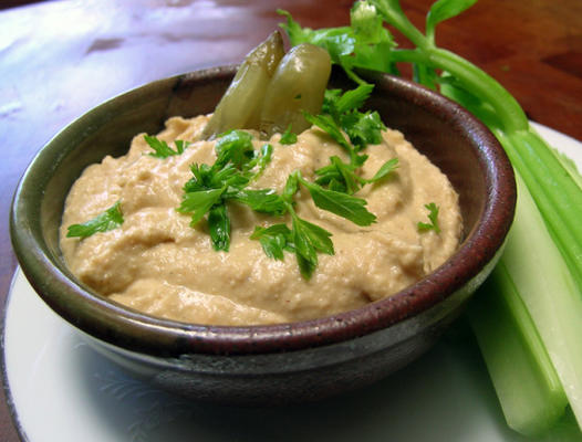 hummus met olijven en pepperoncini