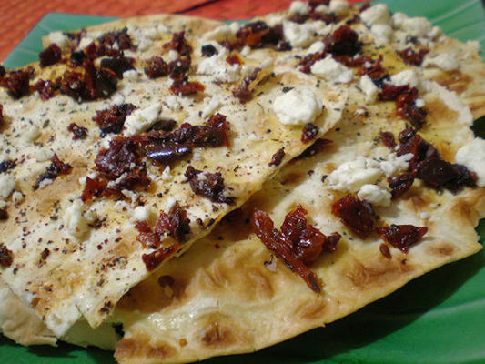 lavash pizza met hummus, feta en zongedroogde tomaten