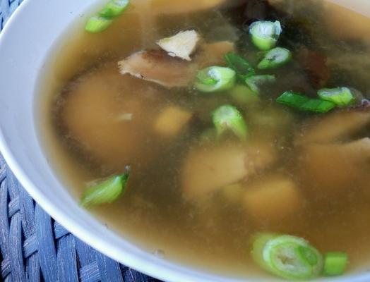 de stevige misosoep van zondag (tofu, zeewier, champignons, etc.)