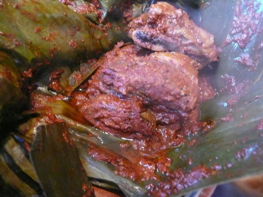 rundvlees met guajillo saus gebakken in bananenbladeren - mixiote de car
