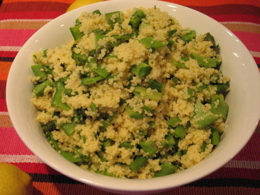 couscous met asperges, peultjes en radijzen