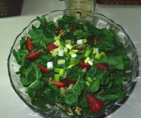 salade van spinazie, aardbeien en walnoten
