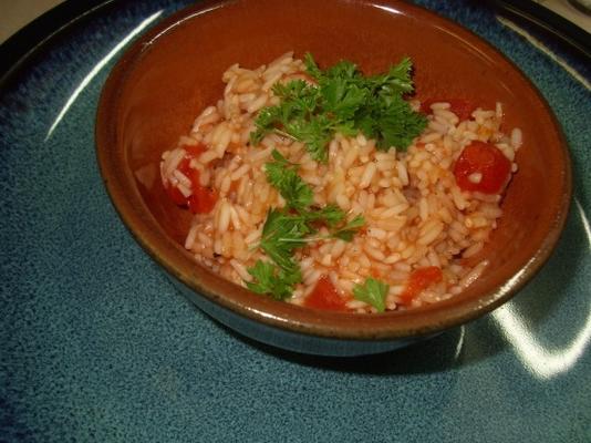 gestoomde langkorrelige rijst met tomaat en knoflook