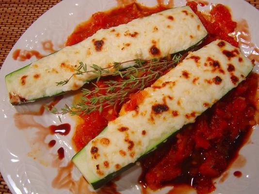 courgette gevuld met drie kazen met zelfgemaakte tomatensaus