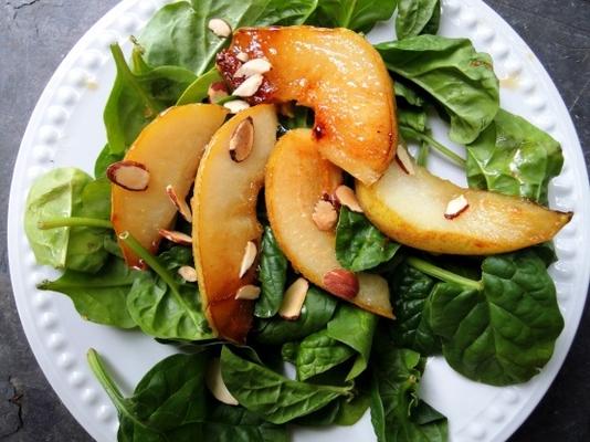 gekarameliseerde peer en geroosterde amandelsalade