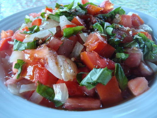 gegrilde rode paprika, zoete ui en tomatensalade