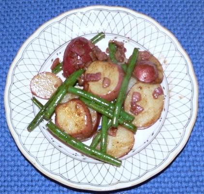 pan gebakken aardappelen en groene bonen
