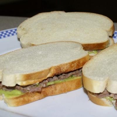 rosbief en avocado vingersandwiches