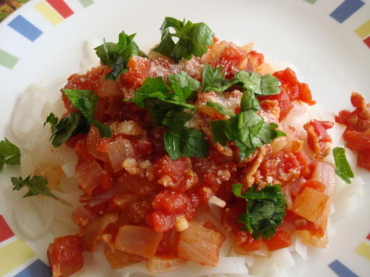 spaghetti met tomaten, spek en uien