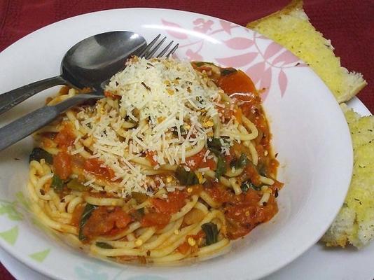 spaghetti met verse tomaat en basilicumsaus