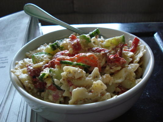 pijnboomnoot en feta pastasalade