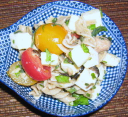 olijven, tonijn en verse kruiden pastasalade