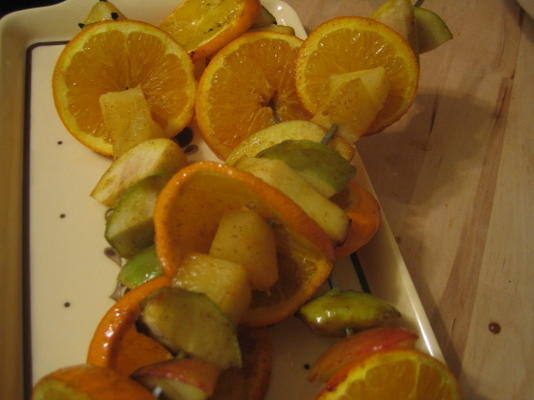 fruit kabobs met curry glazuur