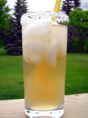 sprankelende limonade van honing in met citruszout omrande glazen