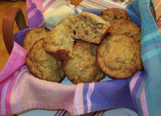 banaan-oranje zemelenmuffins met pecannoten en rozijnen